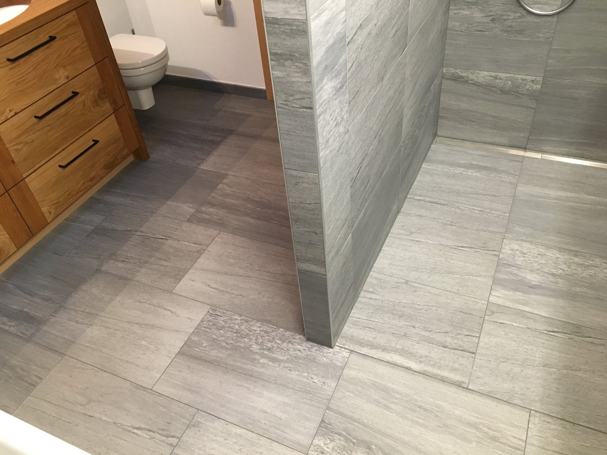 Carrelage format 40x60cm posé en pente pour douche à l'italienne